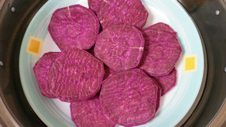紫薯椰蓉球,放在盘子里隔水蒸熟。
