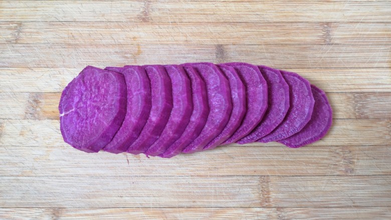 紫薯椰蓉球,紫薯去皮洗干净切成片。
