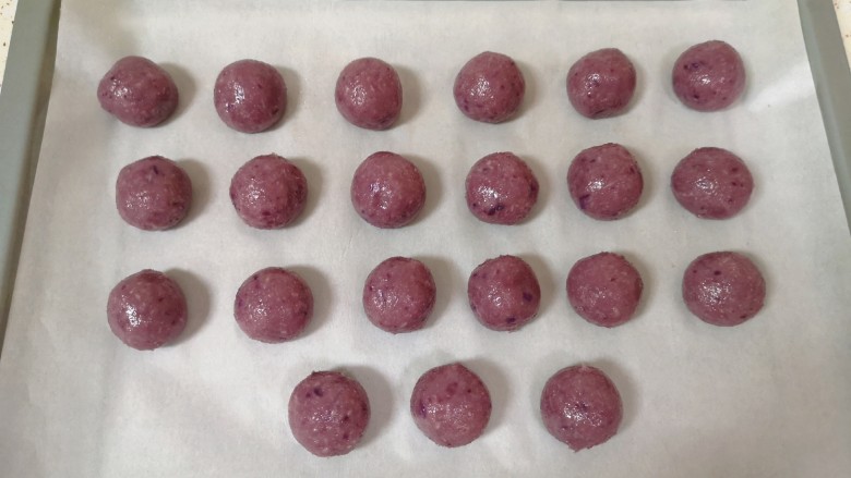 紫薯椰蓉球,分成10g一份搓成小圆球。
