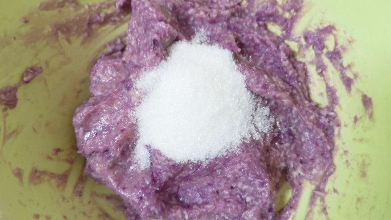 紫薯椰蓉球,加入细砂糖抓捏均匀。