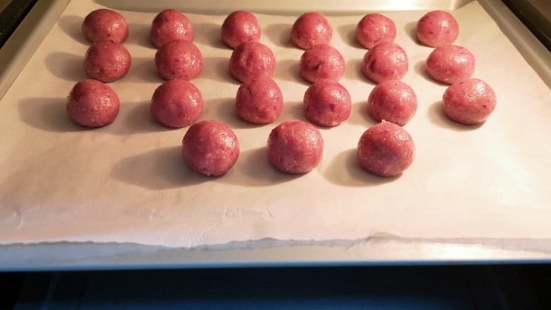 紫薯椰蓉球,送入预热好的烤箱，上下管180度烤23-25分钟。