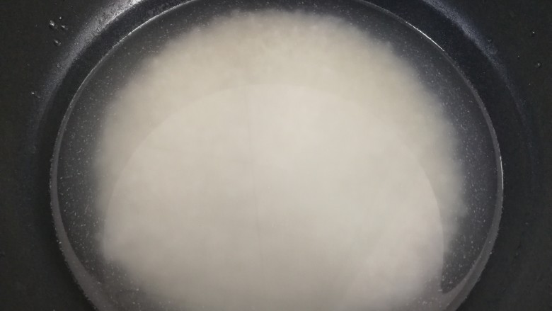 香菇滑鸡煲仔饭,放入电饭煲锅胆里，加适量的水。