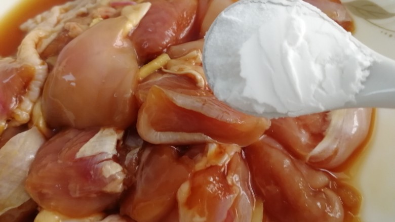 香菇滑鸡煲仔饭,腌制好的鸡腿肉放一小勺淀粉，拌匀。