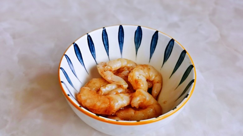 西葫芦炒虾仁,抓拌均匀，腌制8分钟。