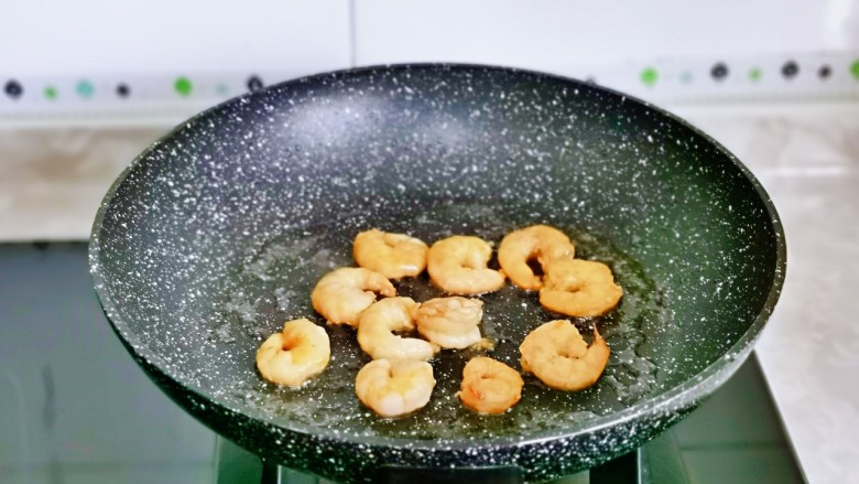 西葫芦炒虾仁,起油锅，加入腌制好的虾仁煸炒至变色，盛出备用。