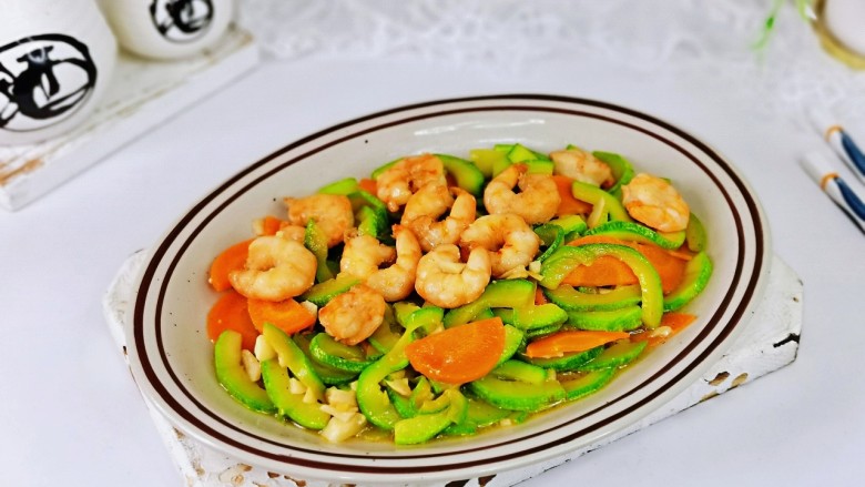 西葫芦炒虾仁,盛出装盘，简单快手家常菜。