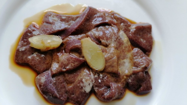 猪肝瘦肉粥,放入姜片和淀粉将猪肝腌制十五分钟
