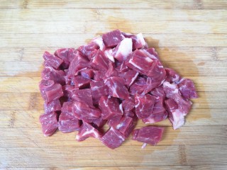 胡萝卜炖牛腩,牛肉洗干净切成小块。