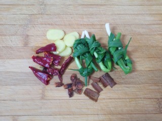 胡萝卜炖牛腩,准备好葱、姜、干红辣椒、八角和桂皮。