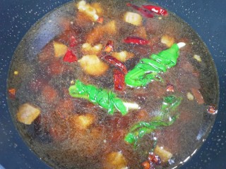 胡萝卜炖牛腩,加入开水，放盐调味，烧开以后转中火炖90分钟。