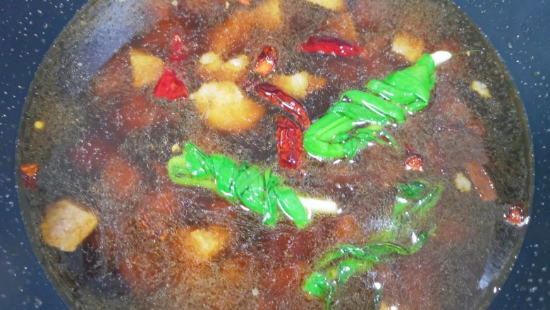 胡萝卜炖牛腩,加入开水，放盐调味，烧开以后转中火炖90分钟。