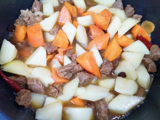 胡萝卜炖牛腩,炖8-10分钟，至土豆熟透。