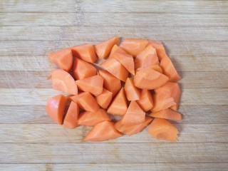 胡萝卜炖牛腩,胡萝卜切成滚刀块。