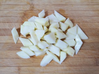 胡萝卜炖牛腩,土豆切成滚刀块，用凉水泡上备用。