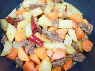 胡萝卜炖牛腩,翻炒均匀即可出锅。