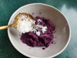 糯米紫薯糕,蒸熟的紫薯捣压成泥，加入白糖。