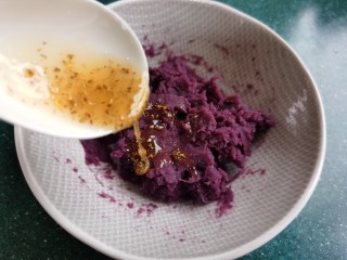 糯米紫薯糕,加入桂花蜜拌匀。