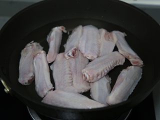红烧鸭翅,鸭翅洗干净，冷水入锅煮开