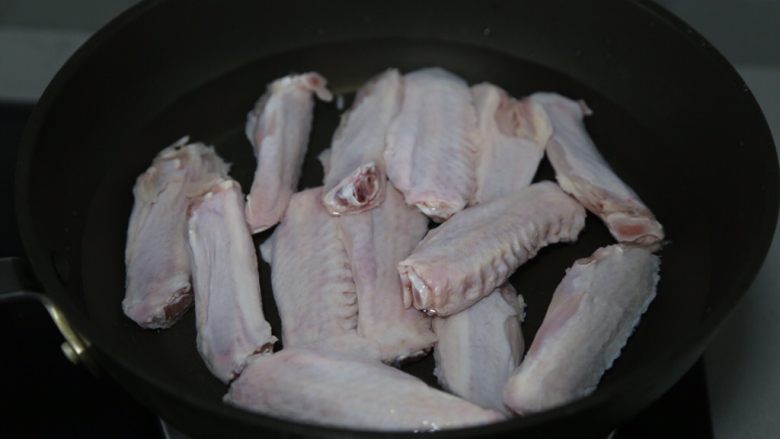 红烧鸭翅,鸭翅洗干净，冷水入锅煮开