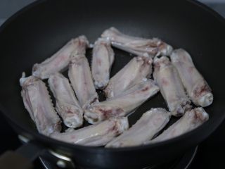 红烧鸭翅,锅里倒入少许油，将鸭翅皮朝下放入煎至