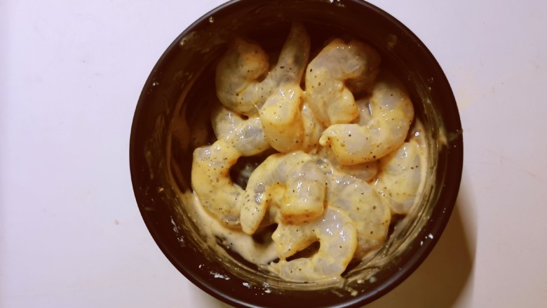 西葫芦炒虾仁,抓拌均匀，腌制10分钟。
