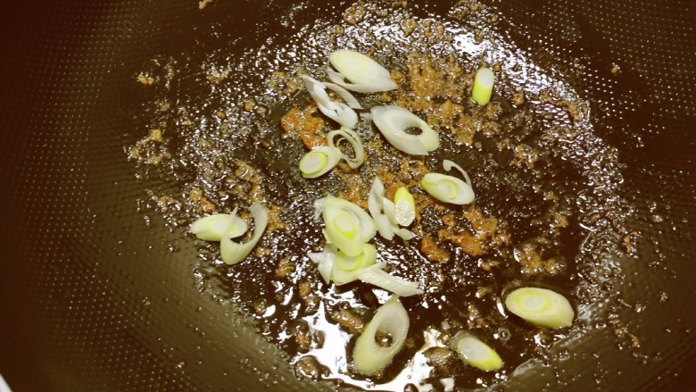 西葫芦炒虾仁,锅中留下底油继续加热 放入葱片炒香。