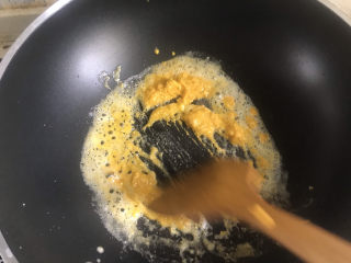 蛋黄焗鸡翅,另起锅倒油烧热，倒入蛋黄炒至融化