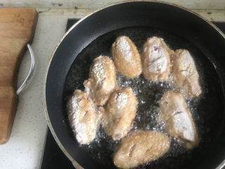 蛋黄焗鸡翅,油温6成热下锅炸