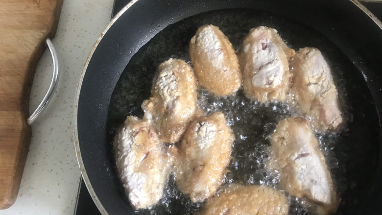 蛋黄焗鸡翅,油温6成热下锅炸