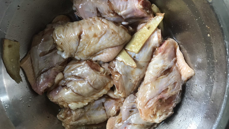 蛋黄焗鸡翅,抓拌均匀腌制半小时