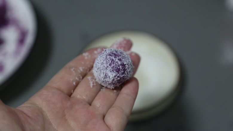 紫薯椰蓉球,紫薯球就做好了