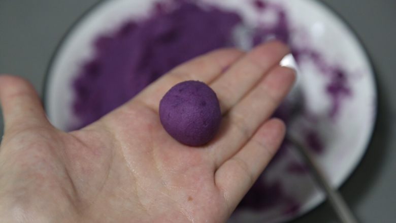 紫薯椰蓉球,取一小团紫薯泥，用手搓成球状