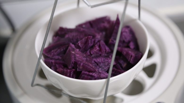 紫薯椰蓉球,紫薯蒸至熟透后取出