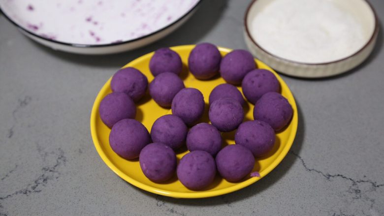 紫薯椰蓉球,其他的也都搓成球状放盘中