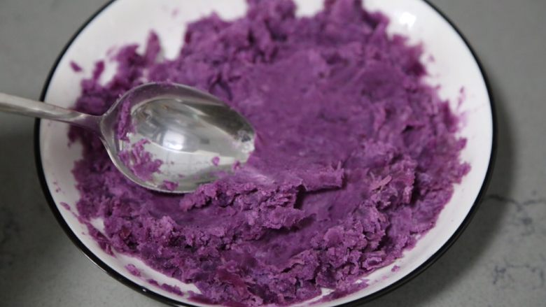 紫薯椰蓉球,趁热用勺子压成泥