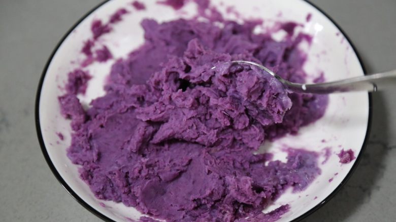 紫薯椰蓉球,搅拌均匀