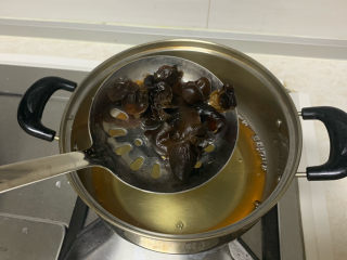 西葫芦炒虾仁,把泡好的木耳洗干净，放入开水中煮熟