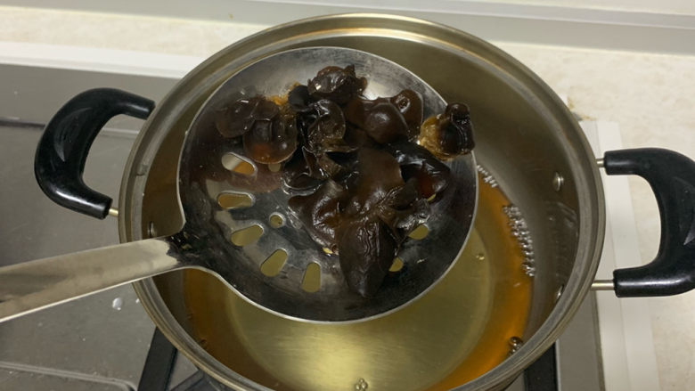 西葫芦炒虾仁,把泡好的木耳洗干净，放入开水中煮熟