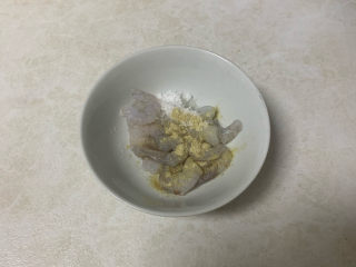 西葫芦炒虾仁,虾仁加入少许盐、胡椒粉、糖，腌制十分钟