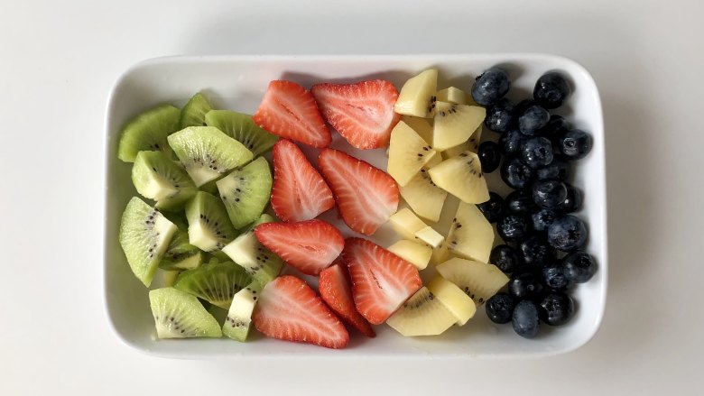 家庭版炒酸奶，有冰箱就能做，超级好吃！,把水果洗净，草莓切成片，两种颜色的<a style='color:red;display:inline-block;' href='/shicai/ 2383'>奇异果</a>去皮切成丁，蓝莓洗净。
