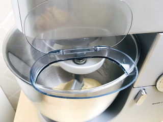 一次性发酵的白吐司,后油后盐法，先将黄油和盐之外的材料加入厨师机，搅拌成扩展阶段，再加黄油和盐，搅拌至完全阶段