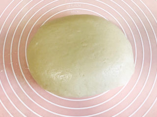 一次性发酵的白吐司,搅拌好后，移至案板上，揉成光滑的面团