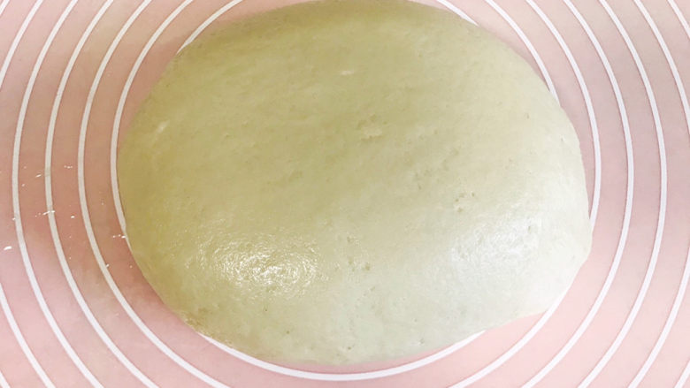 一次性发酵的白吐司,搅拌好后，移至案板上，揉成光滑的面团