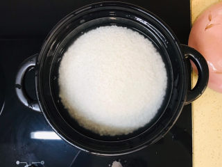 豉汁排骨煲仔饭,按照大米和水的比例1:1.5，加水蒸熟