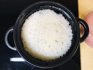 豉汁排骨煲仔饭,此时米饭也蒸熟了