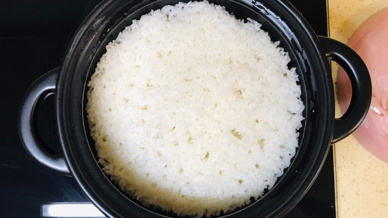豉汁排骨煲仔饭,此时米饭也蒸熟了