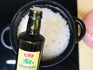 豉汁排骨煲仔饭,沿着锅边淋上少许橄榄油，这是起米锅巴的关键