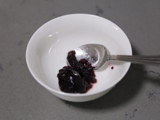 蓝莓土豆泥,取一个碗，放入一大勺蓝莓果酱