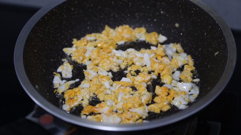 土豆香菇炒蛋,锅里倒入少许油，烧热后倒入蛋液炒散后盛出