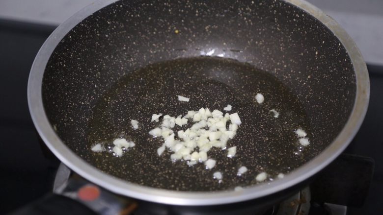 土豆香菇炒蛋,锅里再倒入少许油，爆香蒜末